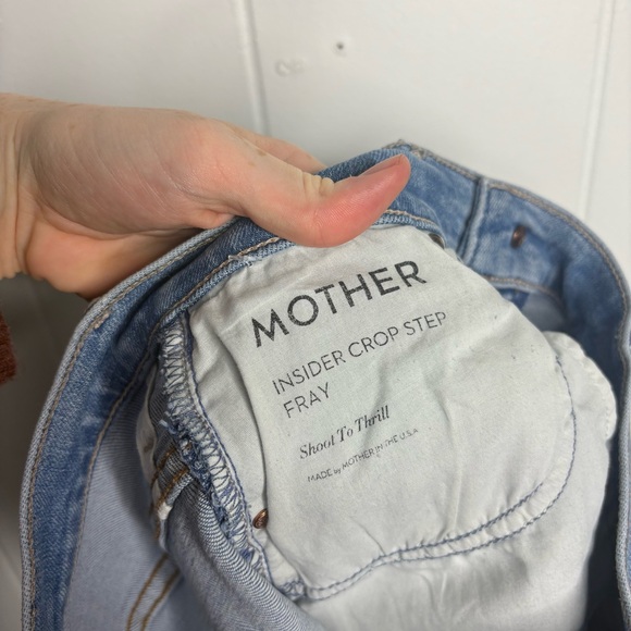 MOTHER The Insider Crop Step Fray Jeans in Shoot To Thrill Light Wash Size 25 - Picture 12 of 12